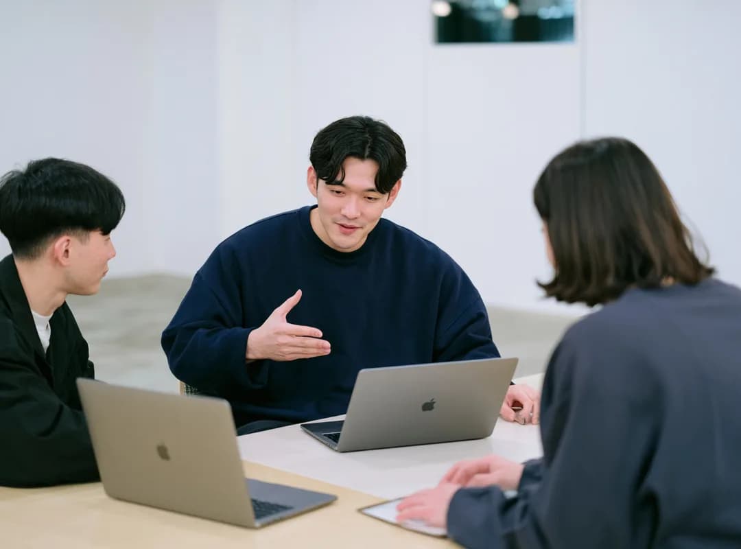 회의실에서 논의 중인 센디 팀원들